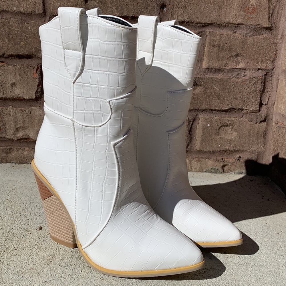 New In Box! White Cowgirl Boots🤠 Various sizes - Picture 3 of 6